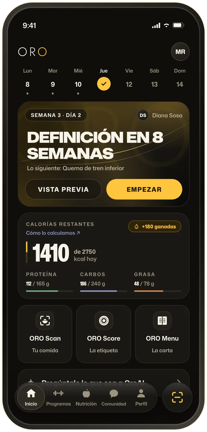 Pantalla de Inicio de ORO: la tira de la semana, la tarjeta del programa Definición en 8 semanas con un botón Empezar dorado, las calorías restantes de hoy con proteína, carbohidratos y grasa, y los accesos de ORO Scan, ORO Score y ORO Menu.