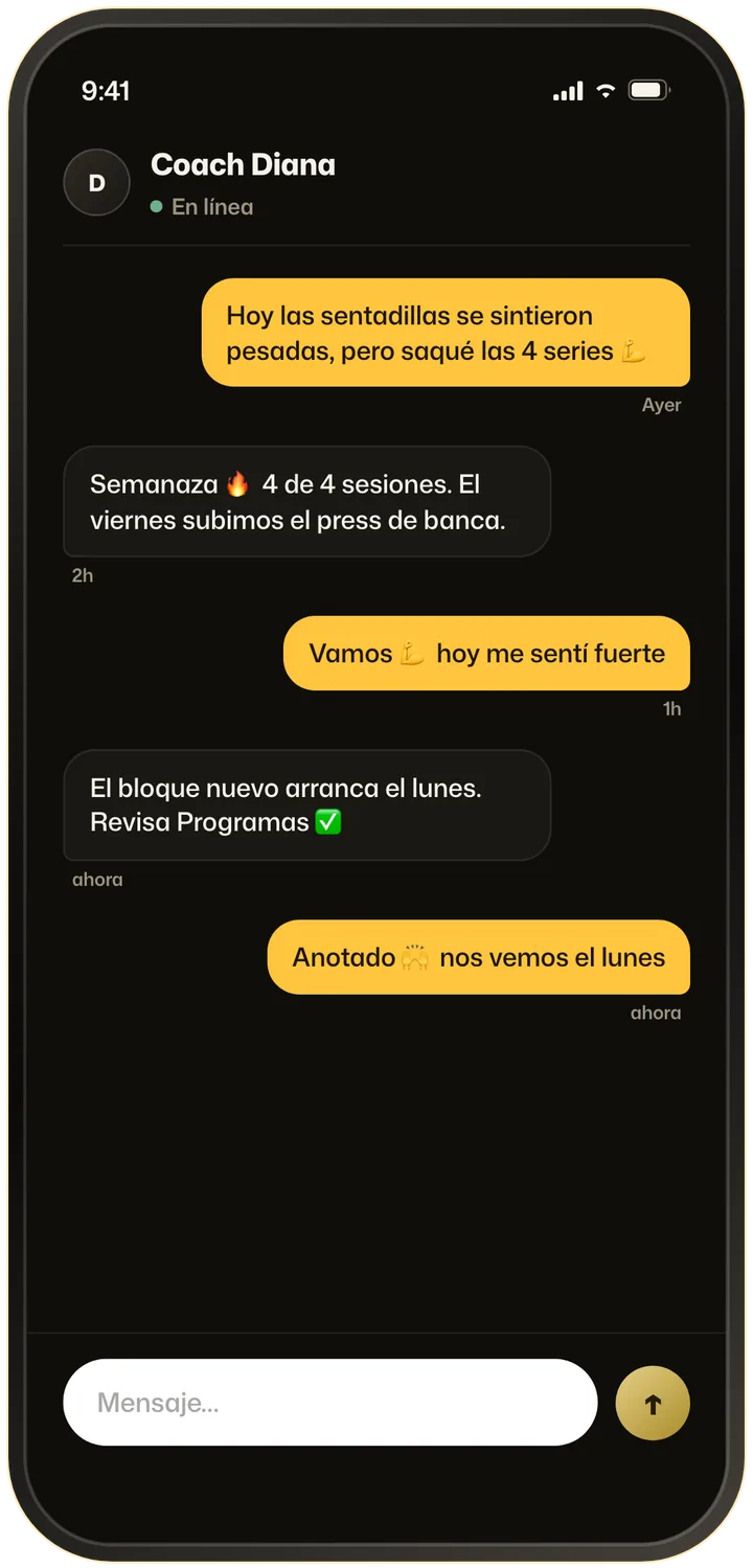 Chat con Coach Diana: mensajes de check-in, una tarjeta de programa nuevo y el campo para escribir.